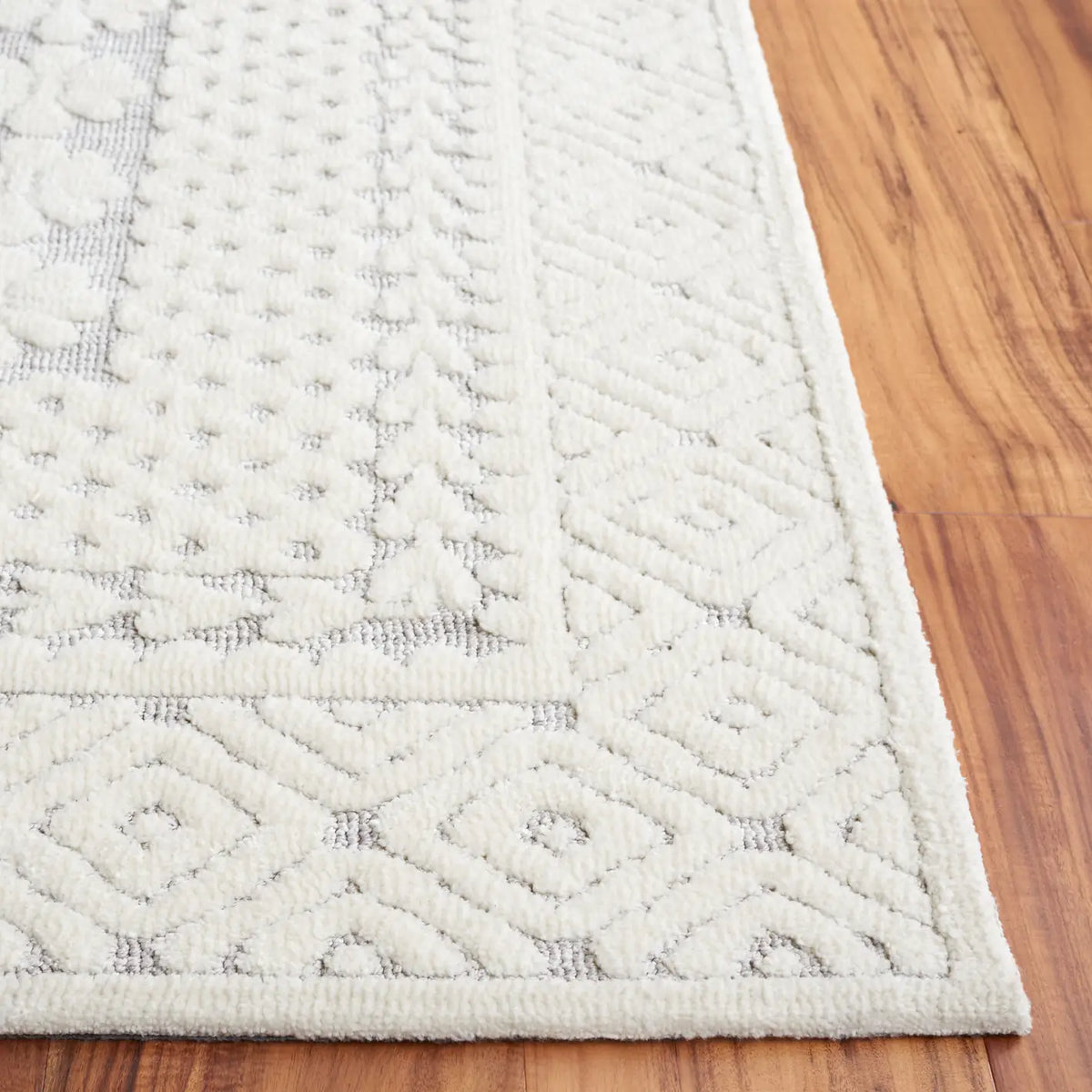 Safavieh Audrey 4'-0" x 6'-0" Rug in Grey / Ivory