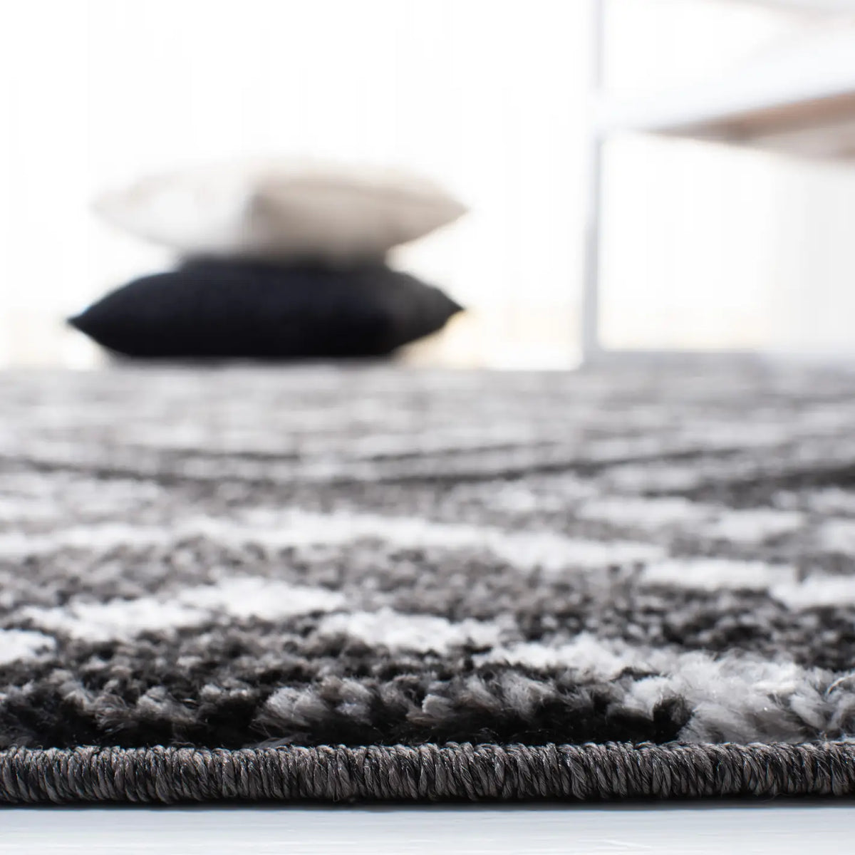 Safavieh Adirondack 4'-0" x 6'-0" Rug in Black / Ivory