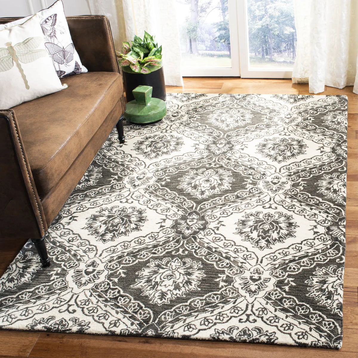 Safavieh Blossom 5'-0" x 8'-0" Rug in Charcoal / Ivory