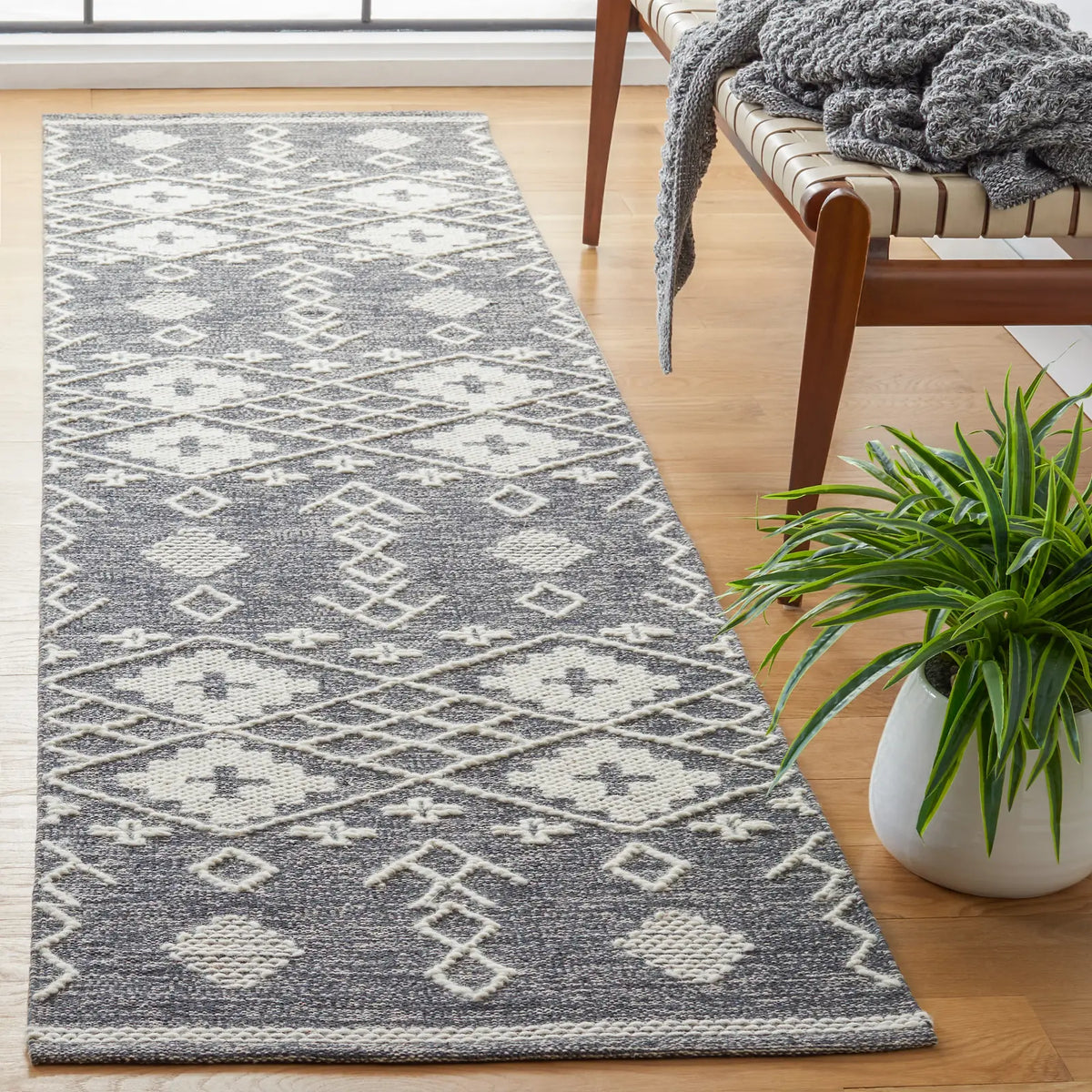 Safavieh Kilim 2'-3" x 9'-0" Rug in Charcoal / Ivory