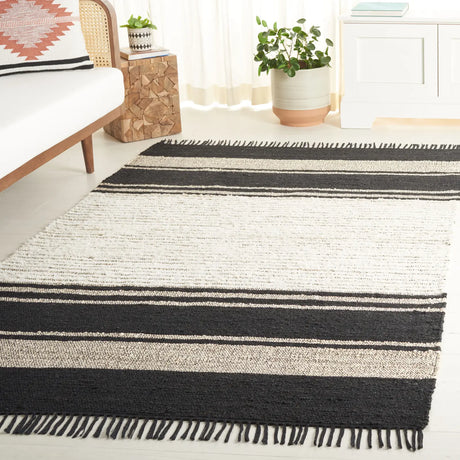 Safavieh Natural Fiber 4'-0" x 6'-0" Rug in Ivory / Black