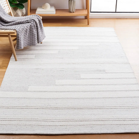 Safavieh Kilim 4'-0" x 6'-0" Rug in Ivory / Light Grey