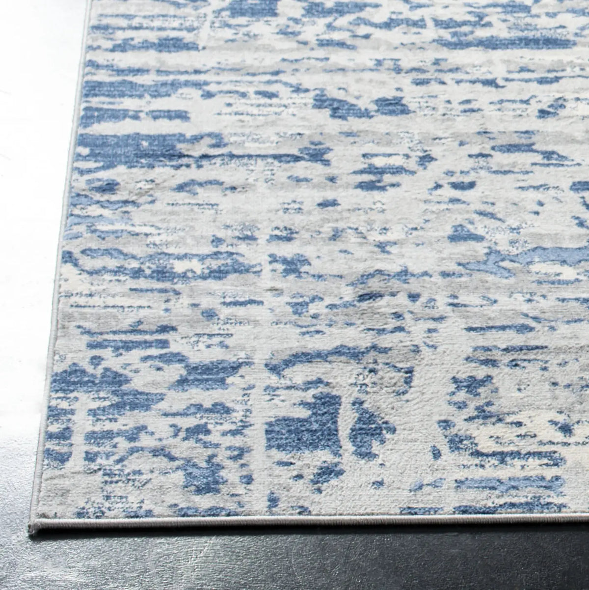 Safavieh Jasper 100 4'-0" x 6'-0" Rug in Ivory / Blue