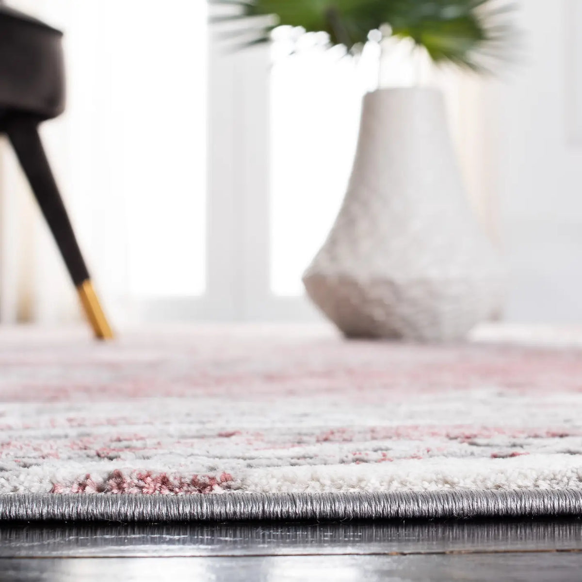 Safavieh Meadow 500 4'-0" x 6'-0" Rug in Light Grey / Pink