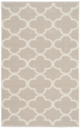 Safavieh Montauk 2'-6" x 4'-0" Rug in Grey / Ivory