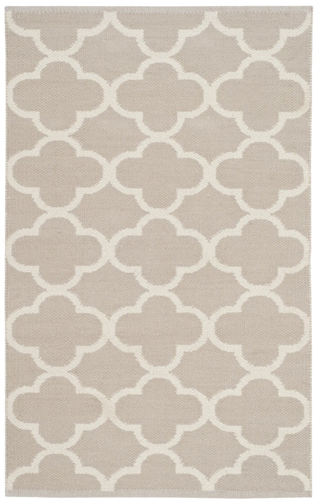 Safavieh Montauk 2'-6" x 4'-0" Rug in Grey / Ivory