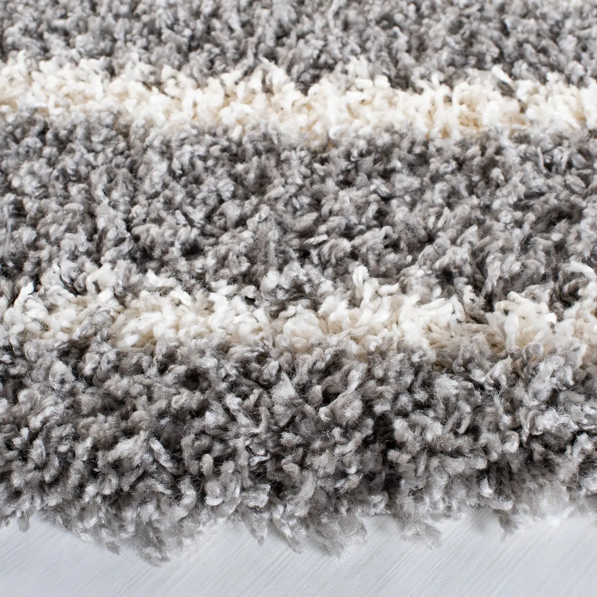 Safavieh Venus Shag 600 5'-3" x 5'-3" Rug in Grey / Ivory