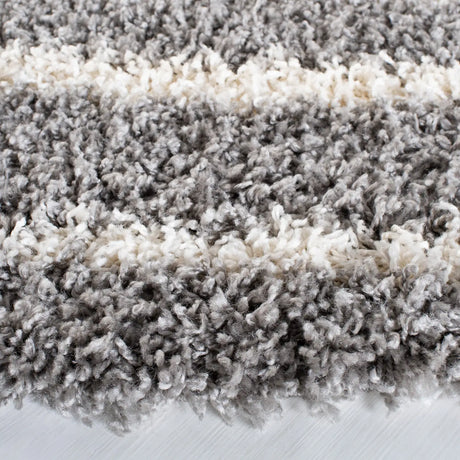 Safavieh Venus Shag 600 5'-3" x 5'-3" Rug in Grey / Ivory