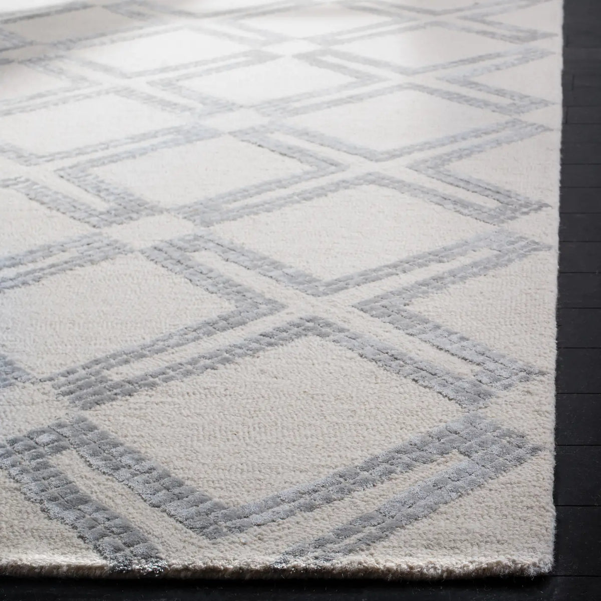 Safavieh Bellagio 5'-0" x 8'-0" Rug in Ivory / Silver
