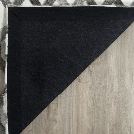 Safavieh Studio Leather 5'-0" x 8'-0" Rug in Ivory / Grey