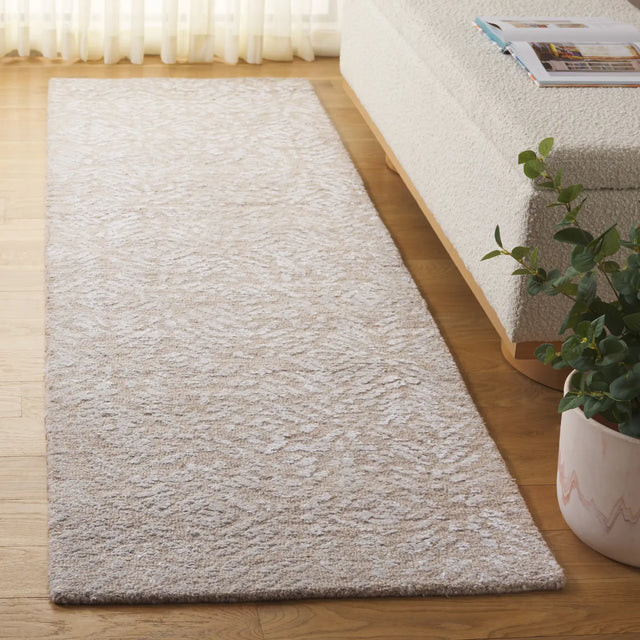 Safavieh Glamour 2'-3" x 8'-0" Rug in Beige / Ivory