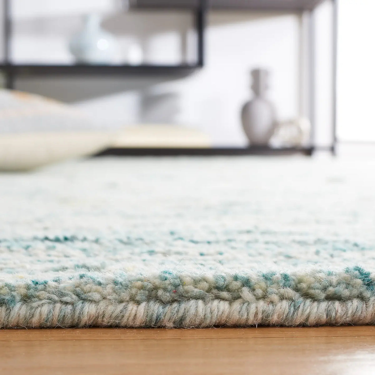 Safavieh Casablanca 4'-0" x 6'-0" Rug in Turquoise / Ivory