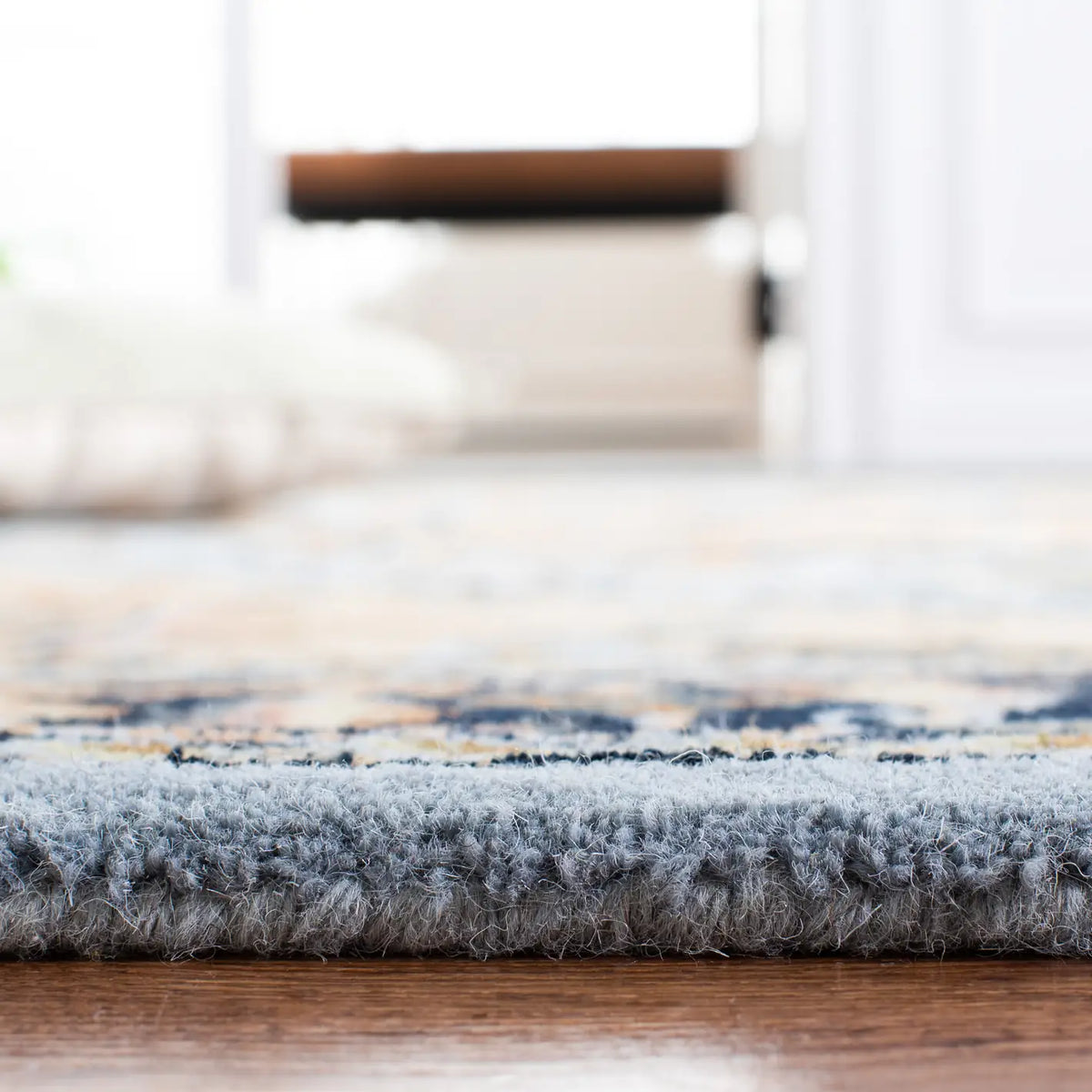 Safavieh Heritage 4'-0" x 6'-0" Rug in Blue / Light Brown