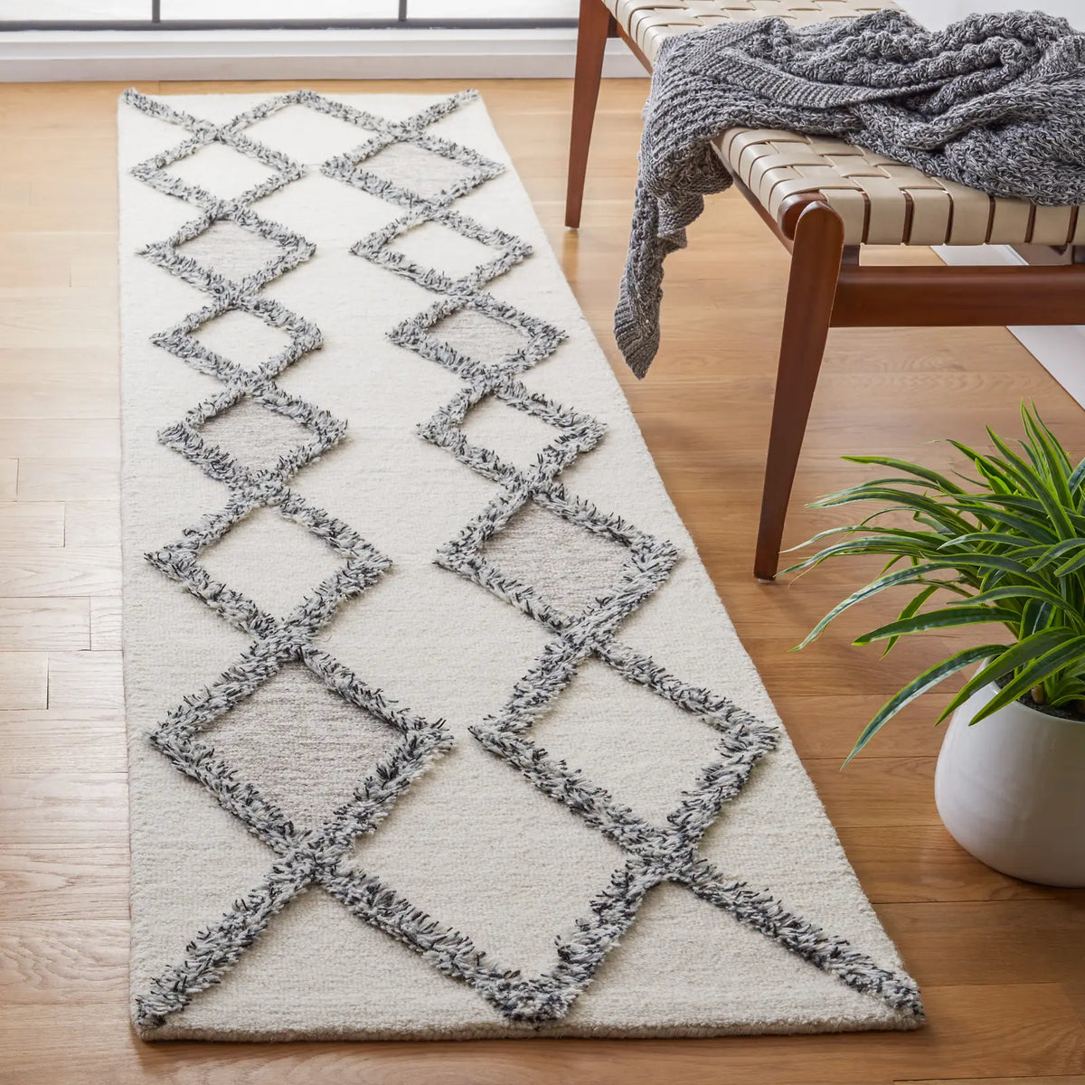 Safavieh Casablanca 2'-3" x 9'-0" Rug in Ivory / Black