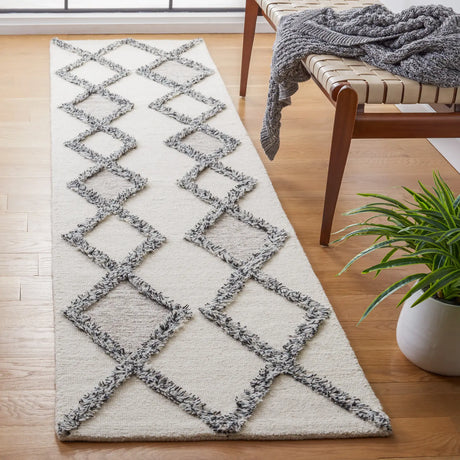 Safavieh Casablanca 2'-3" x 9'-0" Rug in Ivory / Black