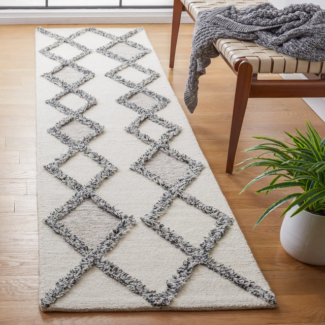 Safavieh Casablanca 2'-3" x 9'-0" Rug in Ivory / Black