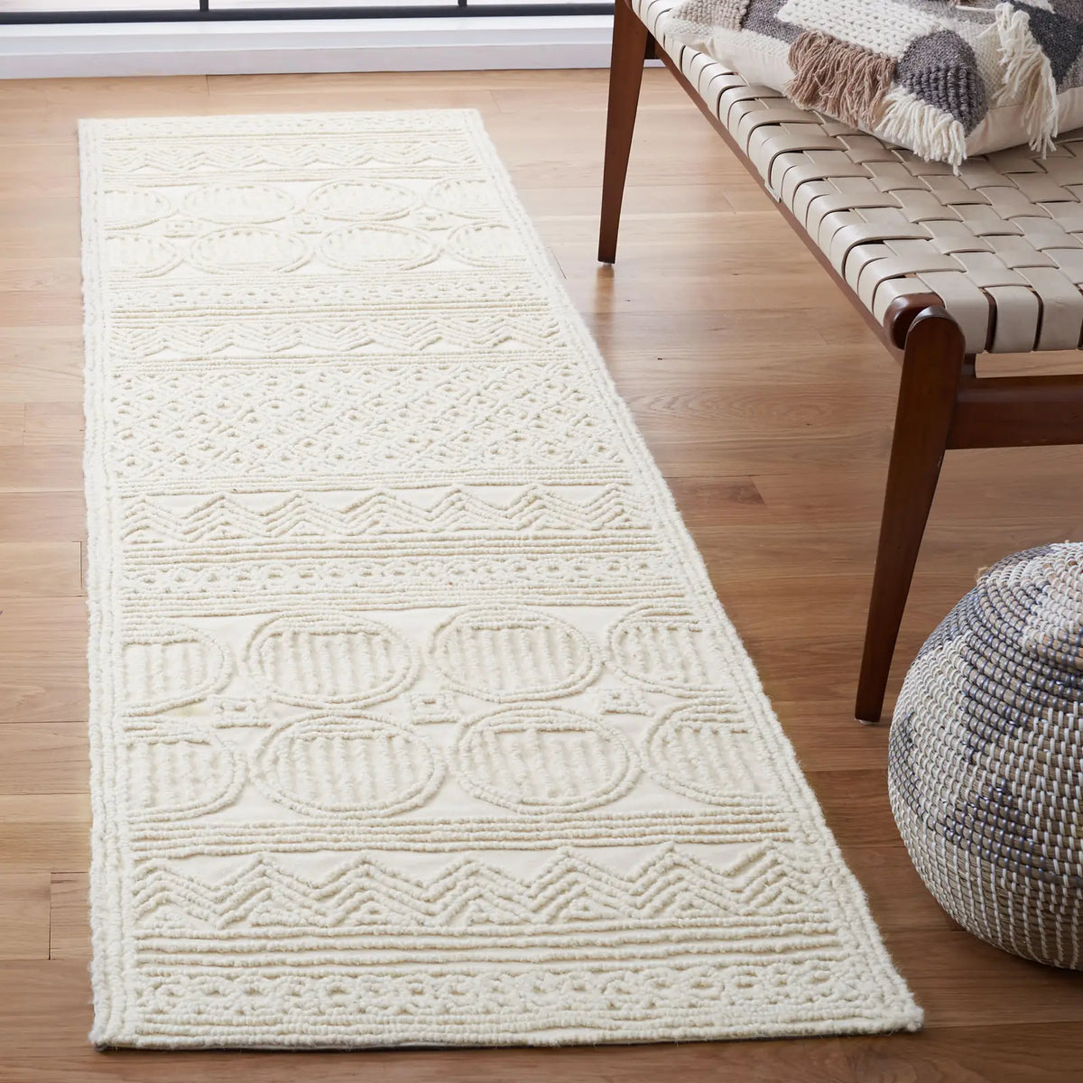 Safavieh Trace 2'-3" x 8'-0" Rug in Ivory