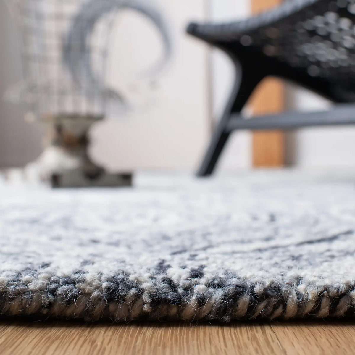 Safavieh Ikat 4'-0" x 6'-0" Rug in Silver / Grey