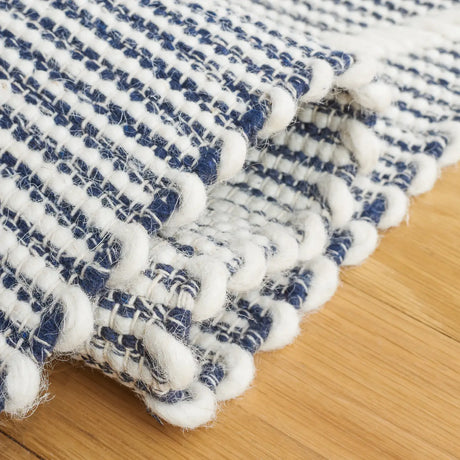 Safavieh Natura 4'-0" x 6'-0" Rug in Navy / Ivory