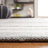 Safavieh Kilim 4'-0" x 6'-0" Rug in Silver / Ivory