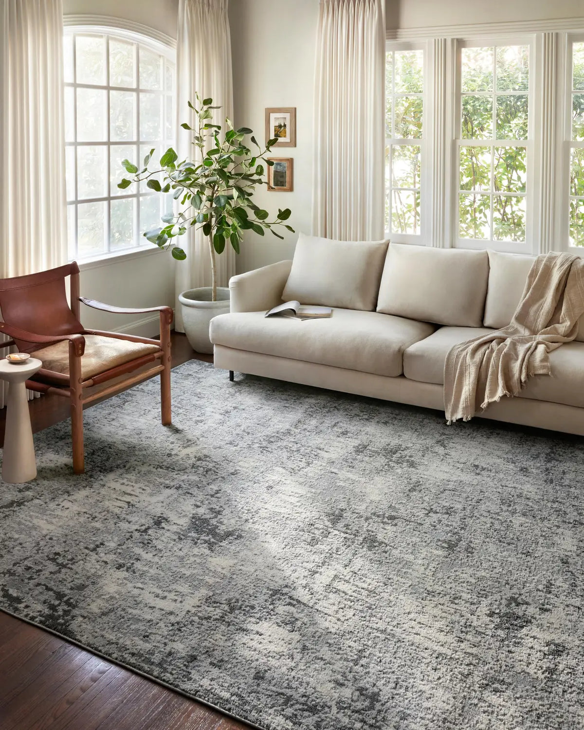 Loloi Austen Aus-01 Pebble/Charcoal Rugs - room scene 1