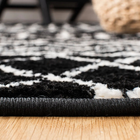 Safavieh Tulum 4'-0" x 6'-0" Rug in Black / Ivory