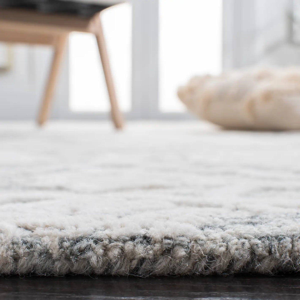 Safavieh Metro 4'-0" x 6'-0" Rug in Dark Grey / Ivory