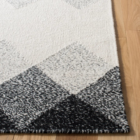 Safavieh Kilim 4'-0" x 6'-0" Rug in Black / Ivory