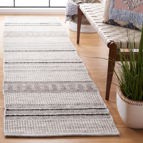 Safavieh Natura 2'-3" x 9'-0" Rug in Grey / Black