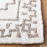 Safavieh Casablanca 4'-0" x 6'-0" Rug in Ivory / Taupe