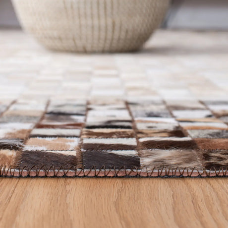 Safavieh Studio Leather 4'-0" x 6'-0" Rug in Beige / Brown