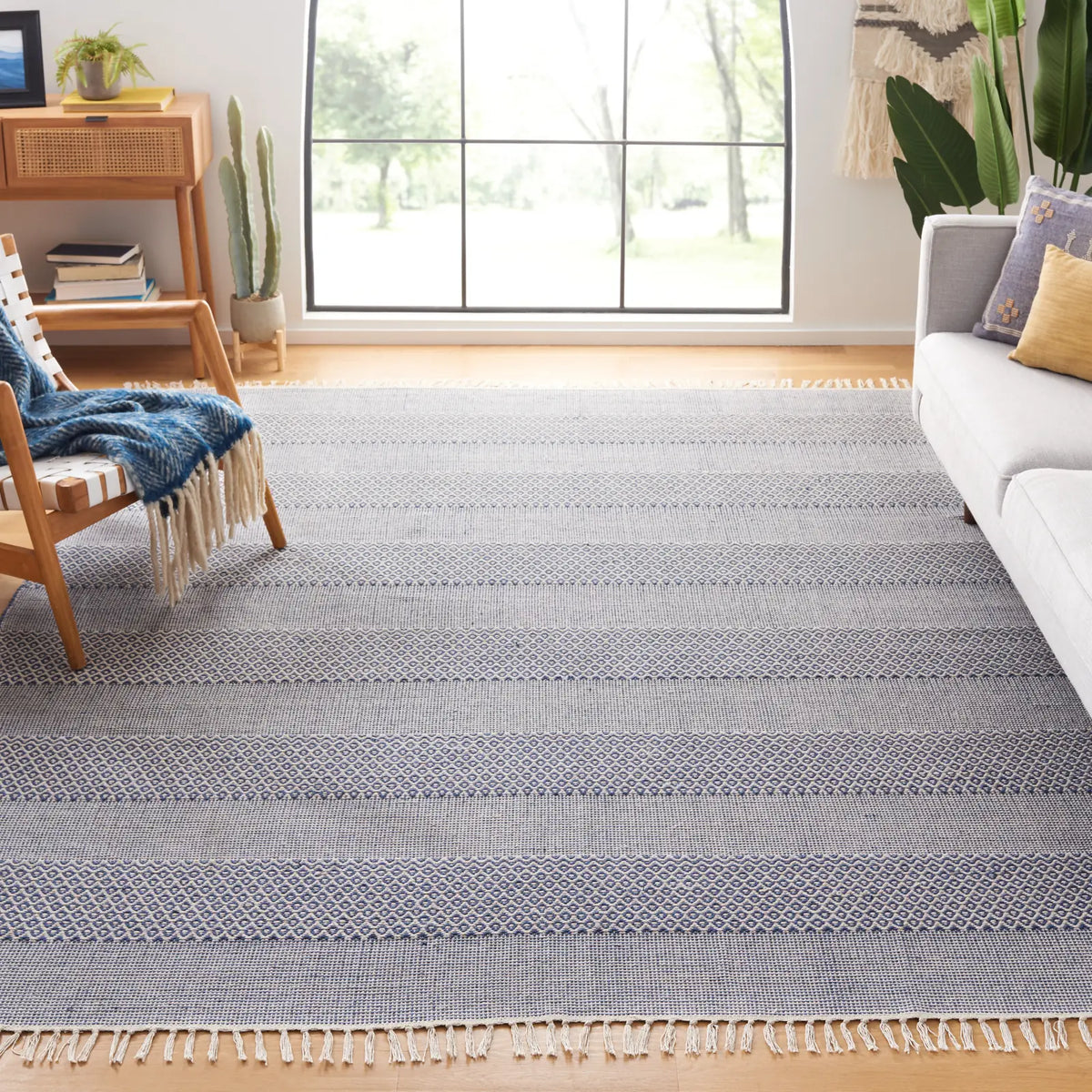 Safavieh Montauk 10'-0" x 14'-0" Rug in Ivory / Navy