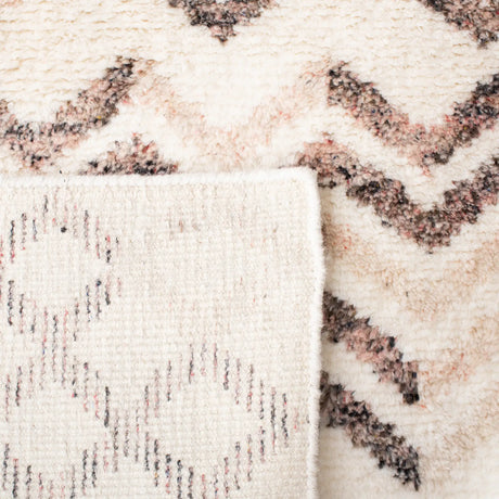 Safavieh Casablanca 4'-0" x 6'-0" Rug in Ivory / Pink