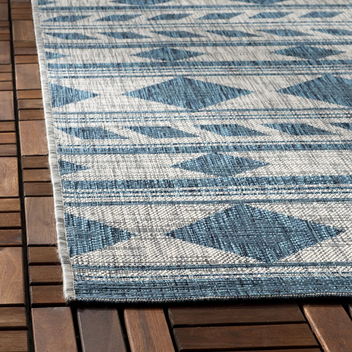 Safavieh Courtyard 4'-0" x 5'-7" Rug in Grey / Teal