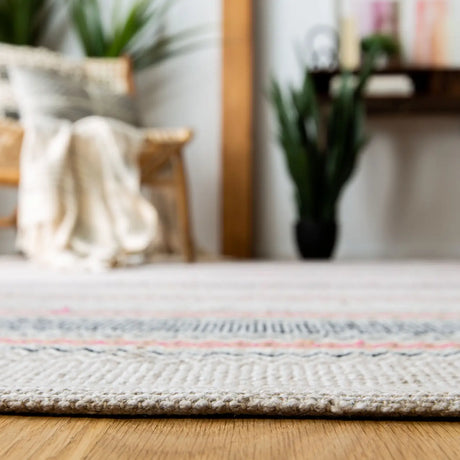 Safavieh Montauk 4'-0" x 6'-0" Rug in Pink / Beige