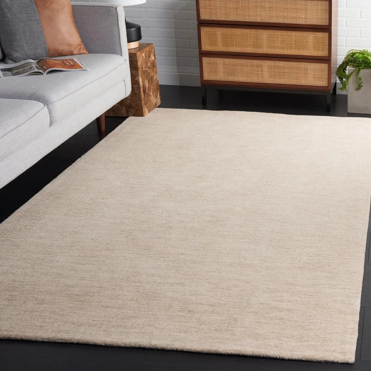 Safavieh Himalaya 4'-0" x 6'-0" Rug in Beige