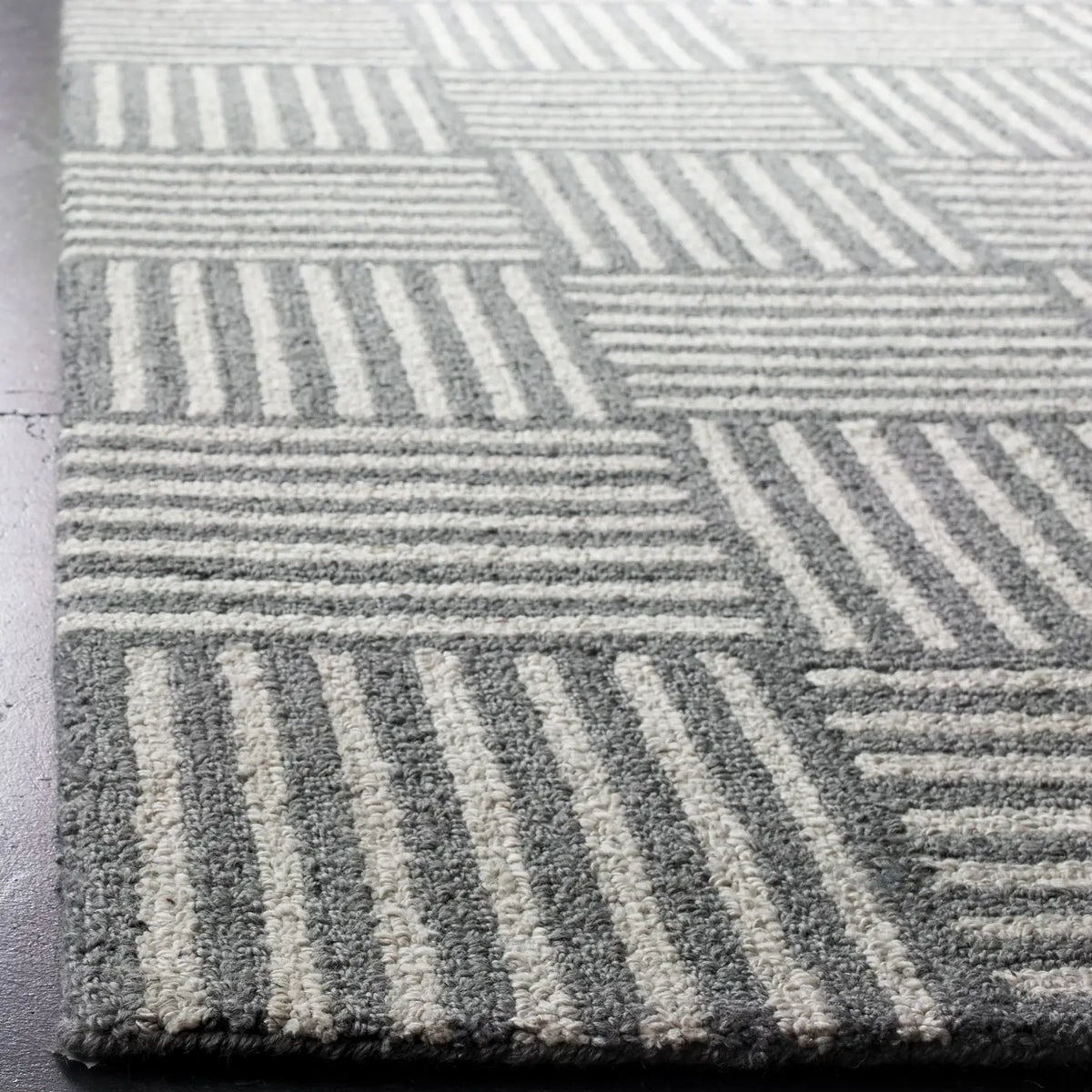 Safavieh Abstract 6'-0" x 9'-0" Rug in Ivory / Dark Grey