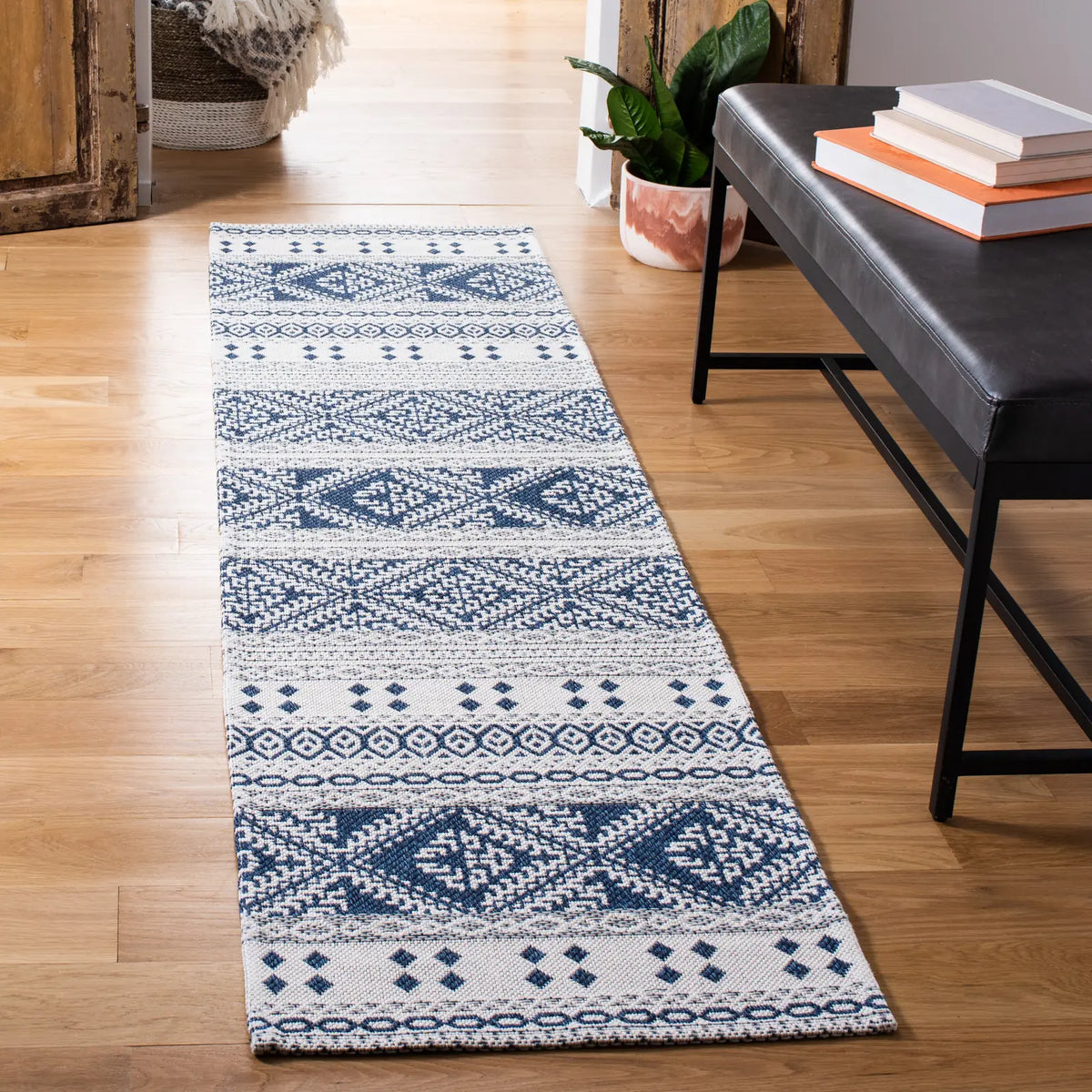 Safavieh Augustine 2'-0" x 8'-0" Rug in Navy / Creme
