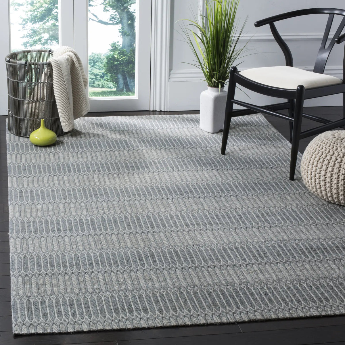 Safavieh Marbella 5'-0" x 8'-0" Rug in Silver