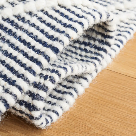 Safavieh Natura 4'-0" x 6'-0" Rug in Ivory / Navy