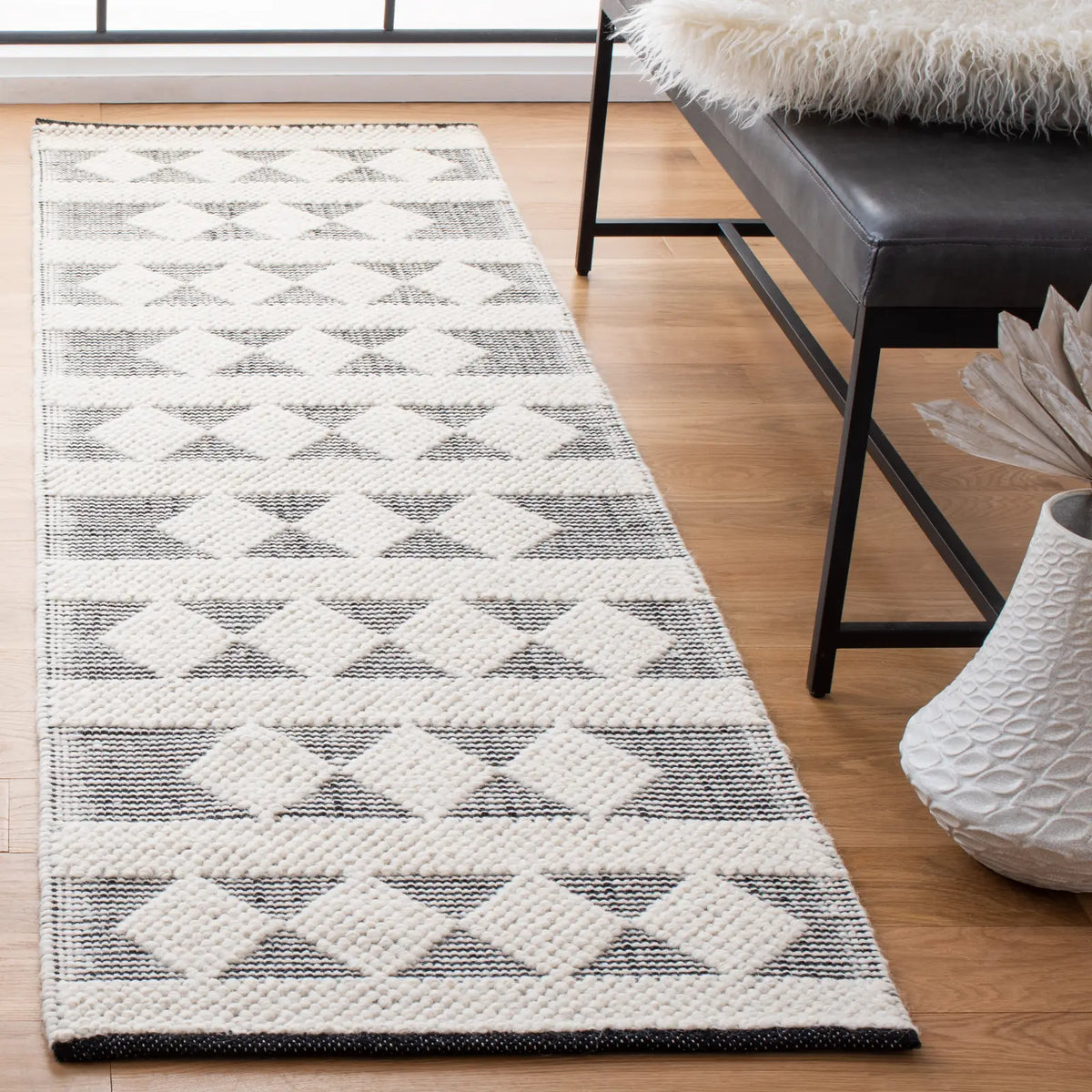 Safavieh Natura 2'-3" x 8'-0" Rug in Ivory / Black
