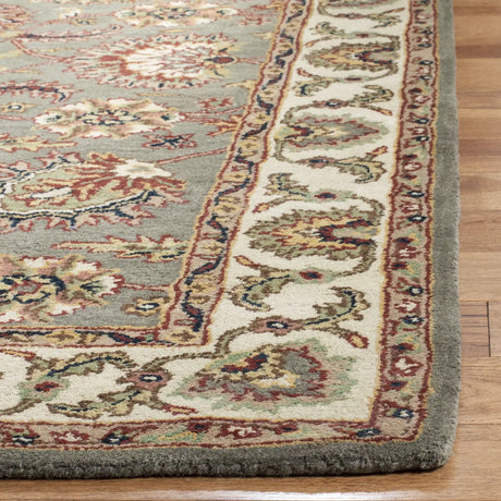 Safavieh Classic 4'-0" x 6'-0" Rug in Celadon / Ivory