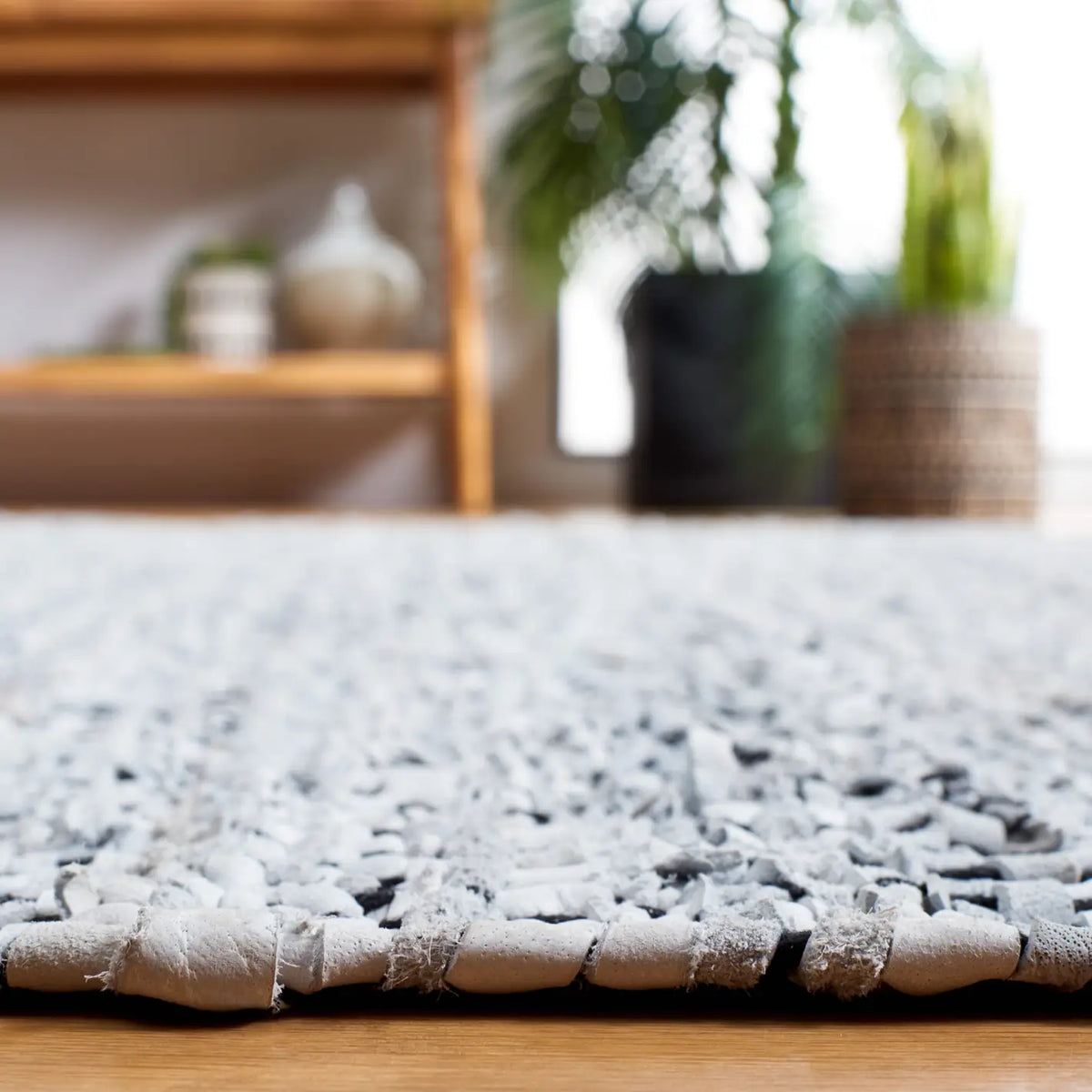 Safavieh Vintage Leather 4'-0" x 6'-0" Rug in Ivory / Black