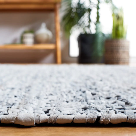 Safavieh Vintage Leather 4'-0" x 6'-0" Rug in Ivory / Black