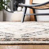 Safavieh Kilim 4'-0" x 6'-0" Rug in Ivory / Black