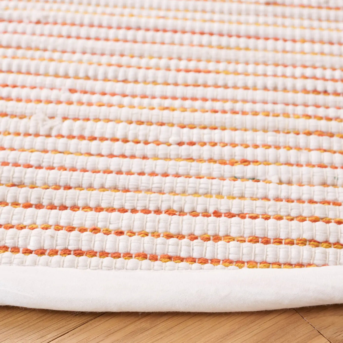 Safavieh Montauk 6'-0" x 6'-0" Rug in Red / Ivory