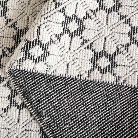 Safavieh Vermont 4'-0" x 6'-0" Rug in Ivory / Black
