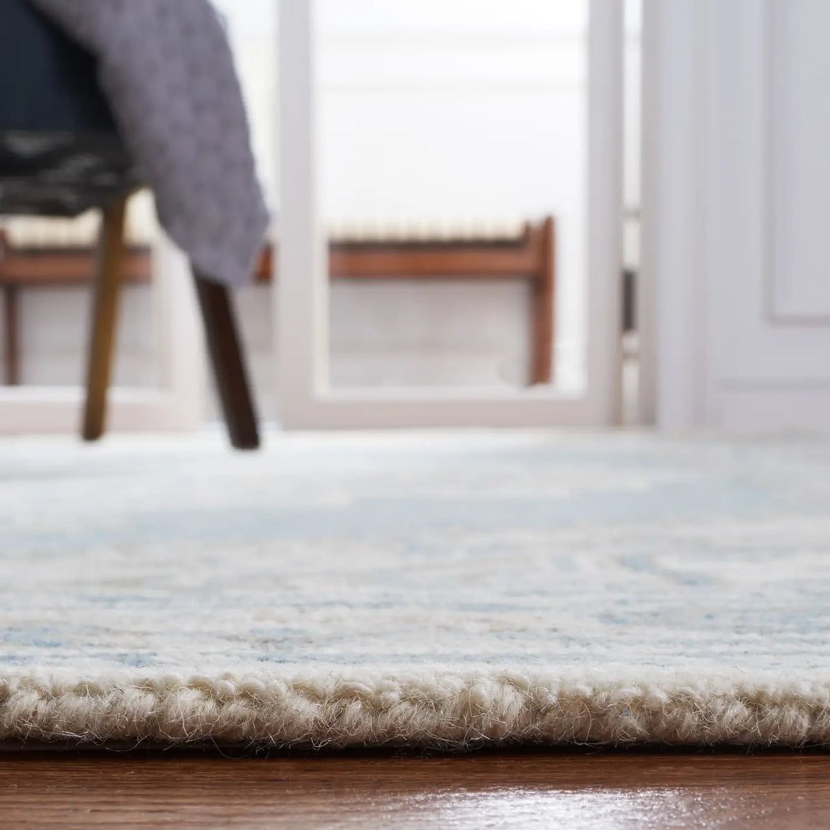 Safavieh Metro 4'-0" x 6'-0" Rug in Light Blue / Ivory