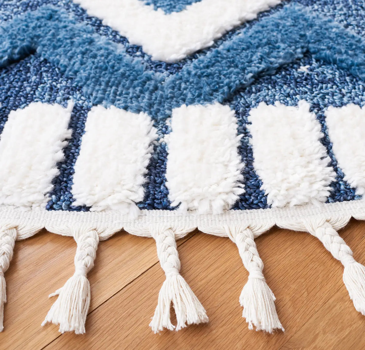 Safavieh Moroccan Tassel Shag 6'-7" x 6'-7" Rug in Blue / Ivory