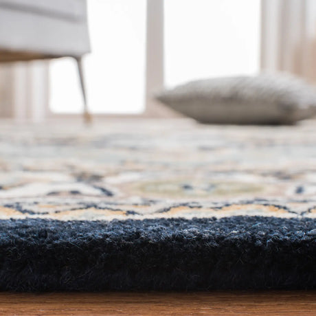 Safavieh Heritage 4'-0" x 6'-0" Rug in Navy / Ivory